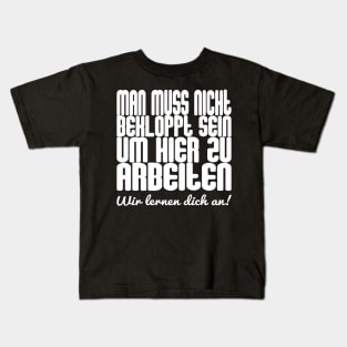 Man Muss Nicht Bekloppt Sein Um Hier Zu Arbeiten - Wir Lernen Dich An Kids T-Shirt